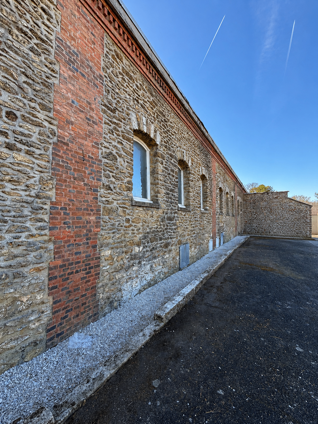 Façade extérieure des cellules réhabilitées à Saint-Fargeau-Ponthierry.
